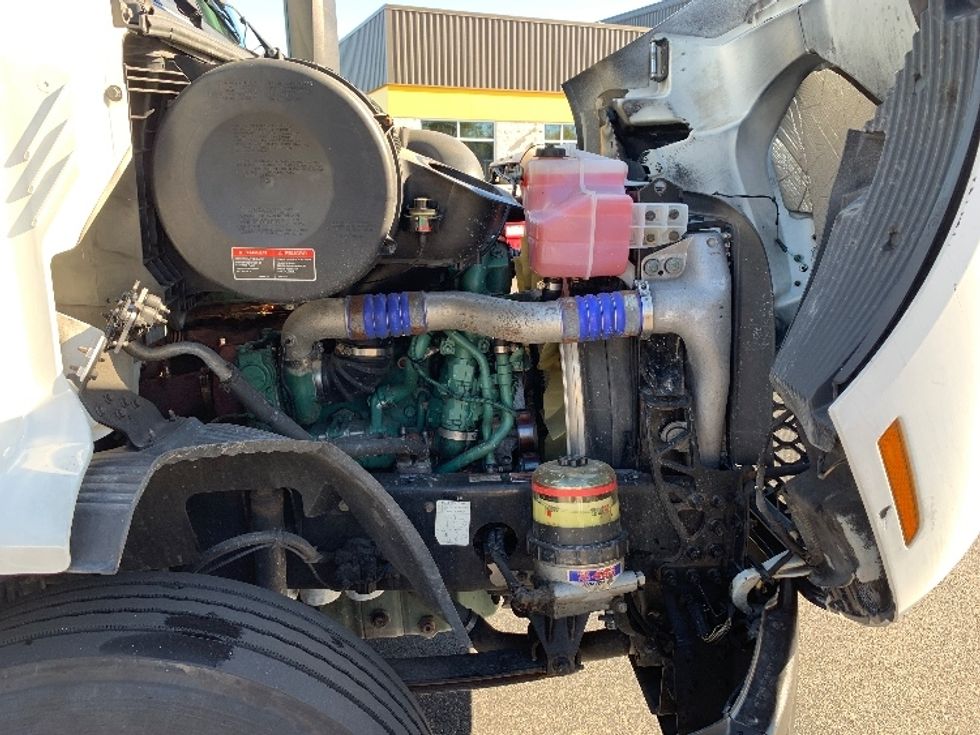 Day Cab Tractor-Heavy Duty Tractors-Volvo-2019-VNR64300-Norton-MA-327,702\n\t\tmiles-$ 37,500 - Image 15