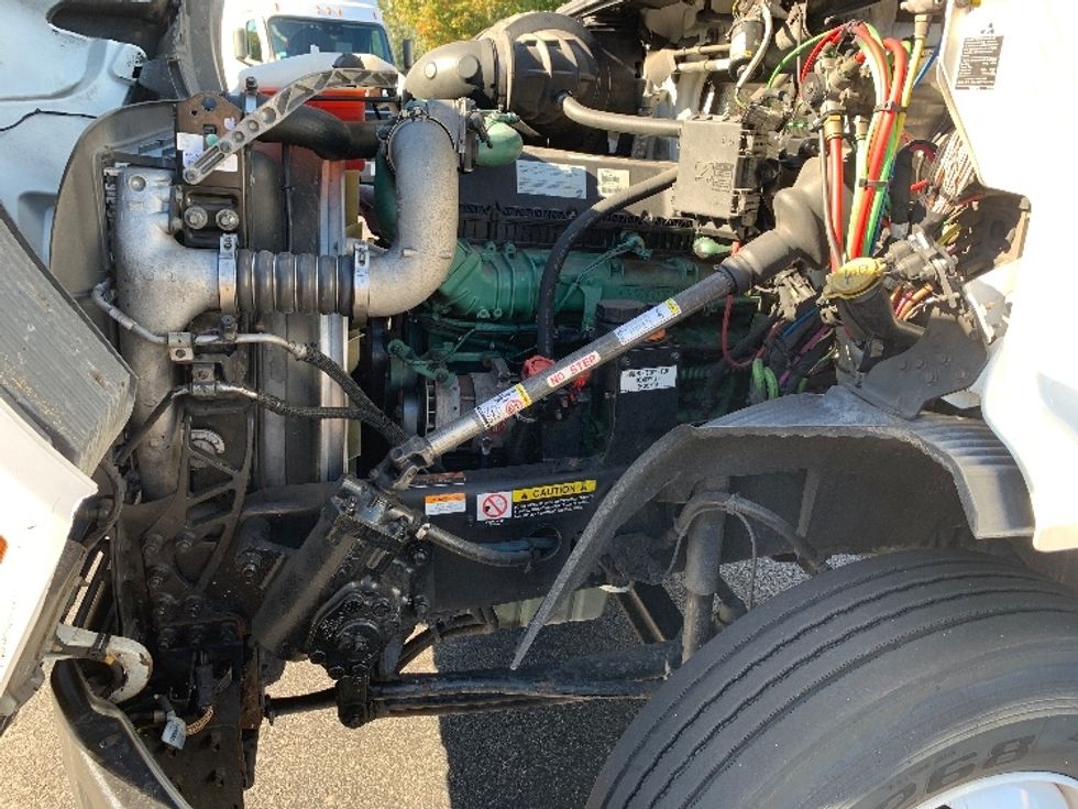 Day Cab Tractor-Heavy Duty Tractors-Volvo-2019-VNR64300-Norton-MA-327,702\n\t\tmiles-$ 37,500 - Image 16