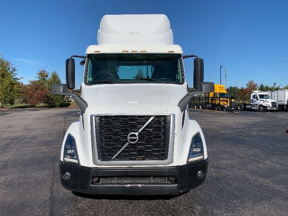 Day Cab Tractor-Heavy Duty Tractors-Volvo-2019-VNR64300-Norton-MA-327,702\n\t\tmiles-$ 37,500 - Image 2