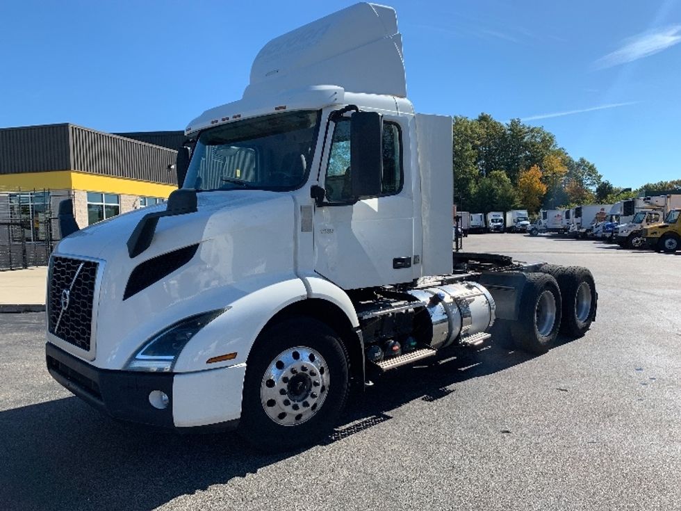 Day Cab Tractor-Heavy Duty Tractors-Volvo-2019-VNR64300-Norton-MA-327,702\n\t\tmiles-$ 37,500 - Image 3