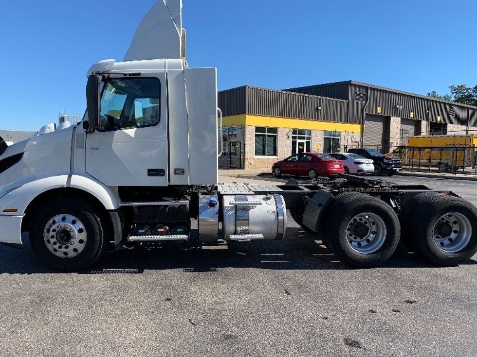 Day Cab Tractor-Heavy Duty Tractors-Volvo-2019-VNR64300-Norton-MA-327,702\n\t\tmiles-$ 37,500 - Image 4