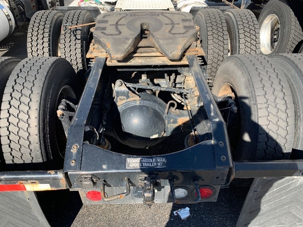 Day Cab Tractor-Heavy Duty Tractors-Volvo-2019-VNR64300-Norton-MA-327,702\n\t\tmiles-$ 37,500 - Image 6