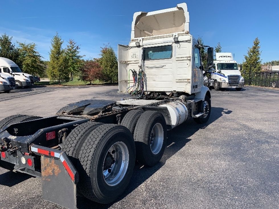 Day Cab Tractor-Heavy Duty Tractors-Volvo-2019-VNR64300-Norton-MA-327,702\n\t\tmiles-$ 37,500 - Image 7