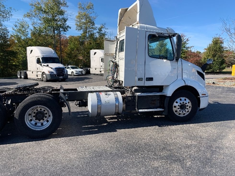 Day Cab Tractor-Heavy Duty Tractors-Volvo-2019-VNR64300-Norton-MA-327,702\n\t\tmiles-$ 37,500 - Image 8