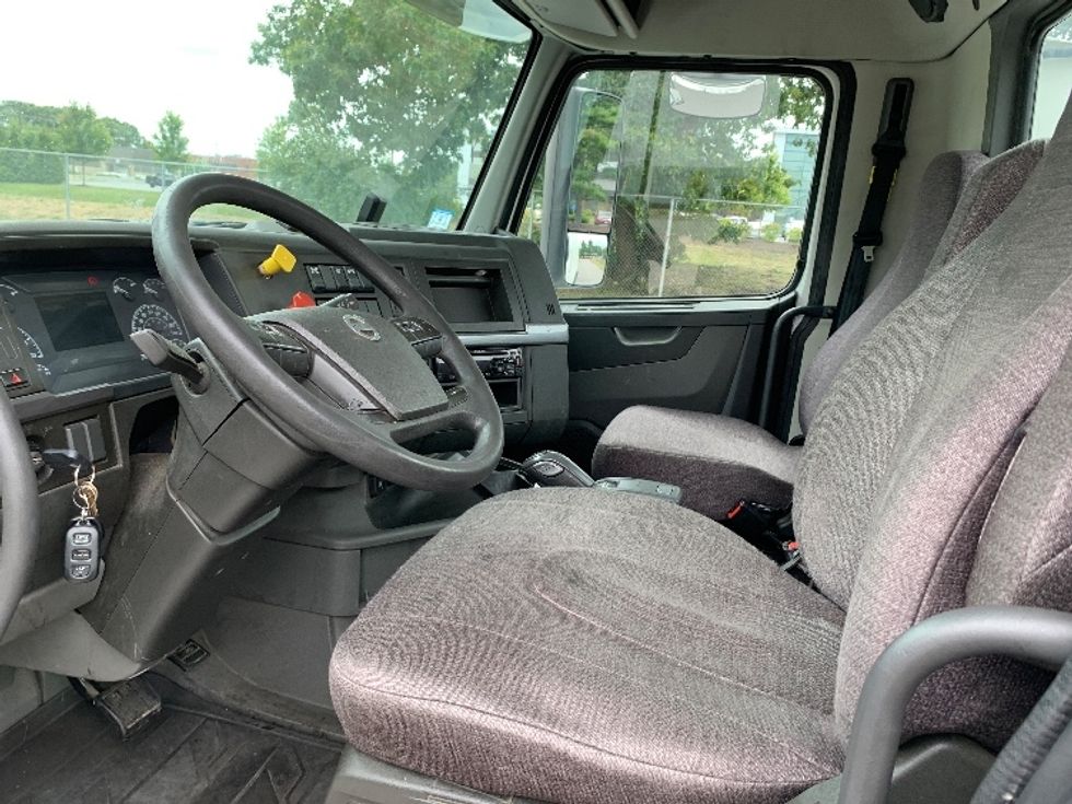 Day Cab Tractor-Heavy Duty Tractors-Volvo-2019-VNR64300-Norton-MA-346,474\n\t\tmiles-$ 36,500 - Image 10