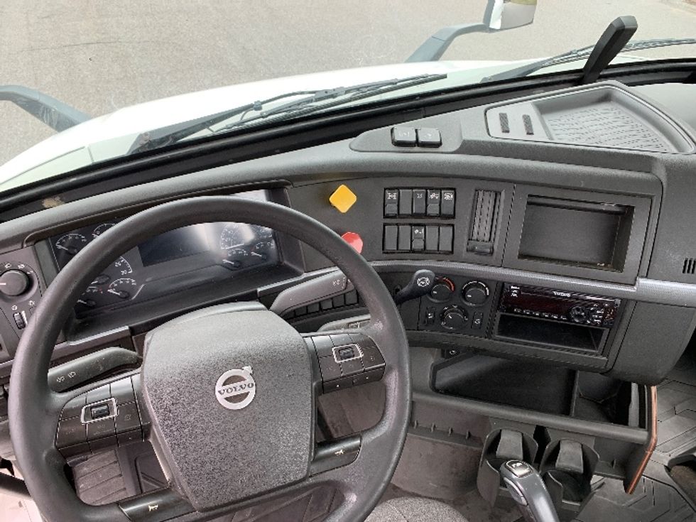 Day Cab Tractor-Heavy Duty Tractors-Volvo-2019-VNR64300-Norton-MA-346,474\n\t\tmiles-$ 36,500 - Image 11