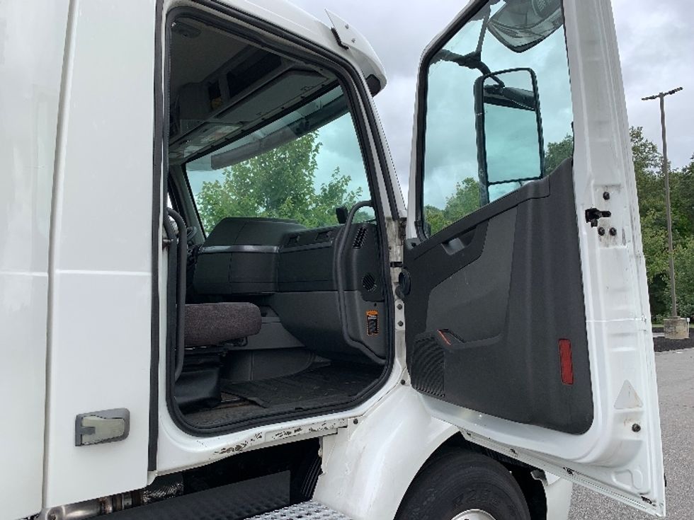 Day Cab Tractor-Heavy Duty Tractors-Volvo-2019-VNR64300-Norton-MA-346,474\n\t\tmiles-$ 36,500 - Image 12