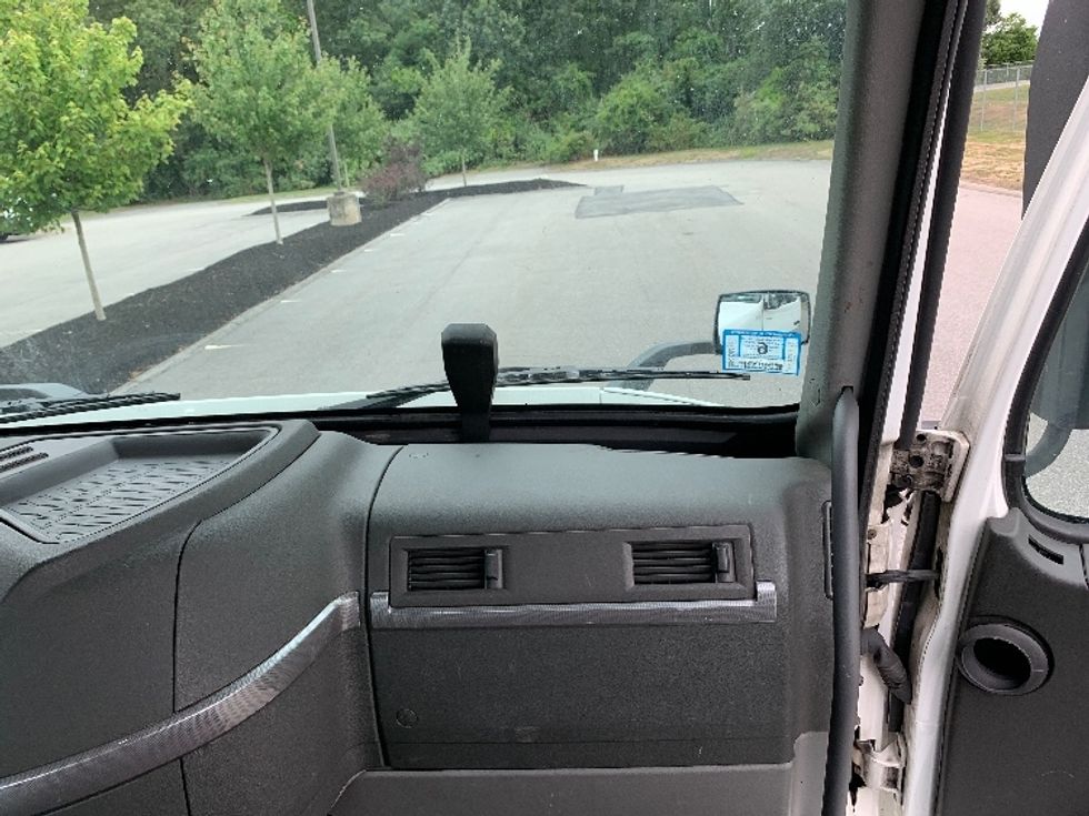 Day Cab Tractor-Heavy Duty Tractors-Volvo-2019-VNR64300-Norton-MA-346,474\n\t\tmiles-$ 36,500 - Image 13