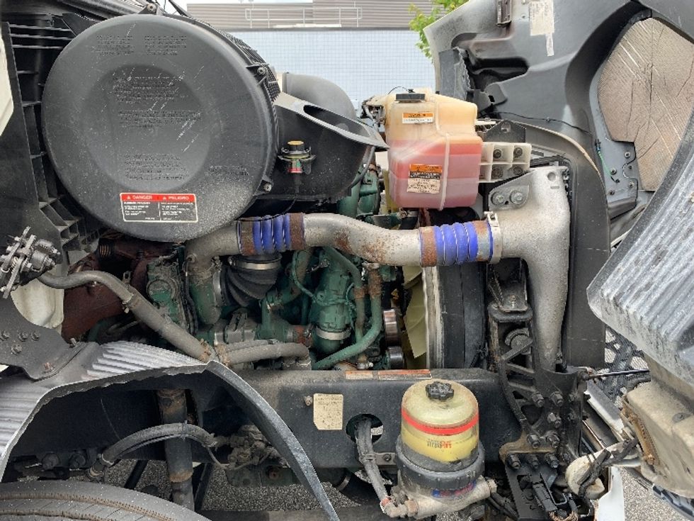 Day Cab Tractor-Heavy Duty Tractors-Volvo-2019-VNR64300-Norton-MA-346,474\n\t\tmiles-$ 36,500 - Image 15