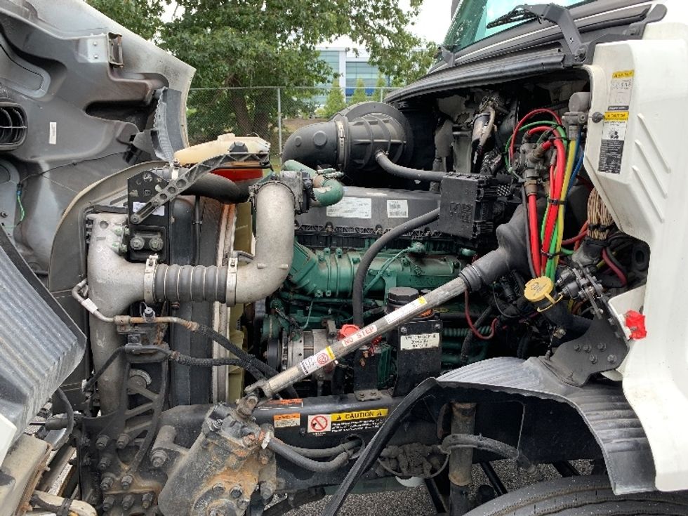 Day Cab Tractor-Heavy Duty Tractors-Volvo-2019-VNR64300-Norton-MA-346,474\n\t\tmiles-$ 36,500 - Image 16