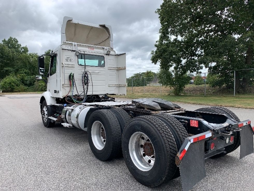 Day Cab Tractor-Heavy Duty Tractors-Volvo-2019-VNR64300-Norton-MA-346,474\n\t\tmiles-$ 36,500 - Image 5