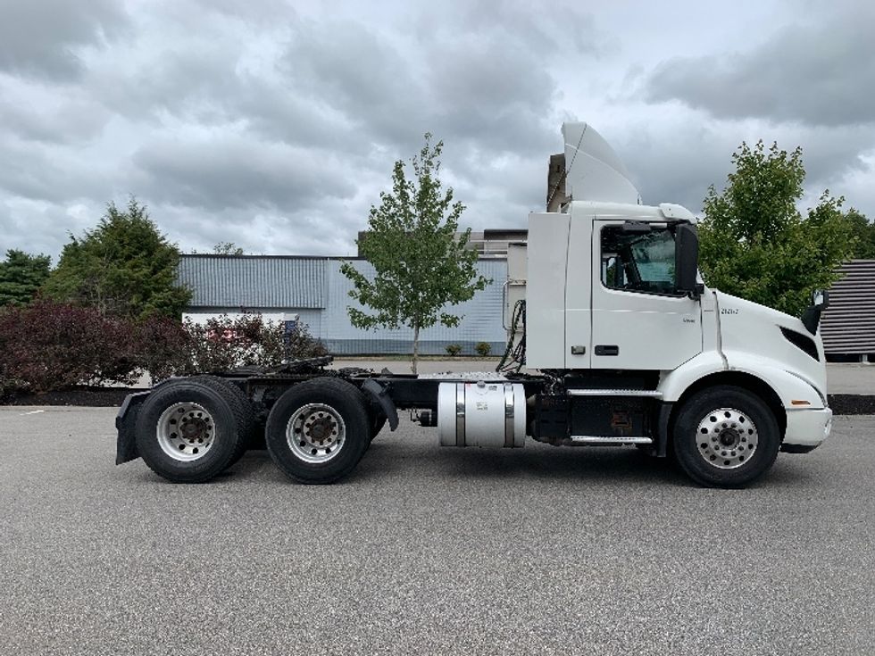 Day Cab Tractor-Heavy Duty Tractors-Volvo-2019-VNR64300-Norton-MA-346,474\n\t\tmiles-$ 36,500 - Image 8
