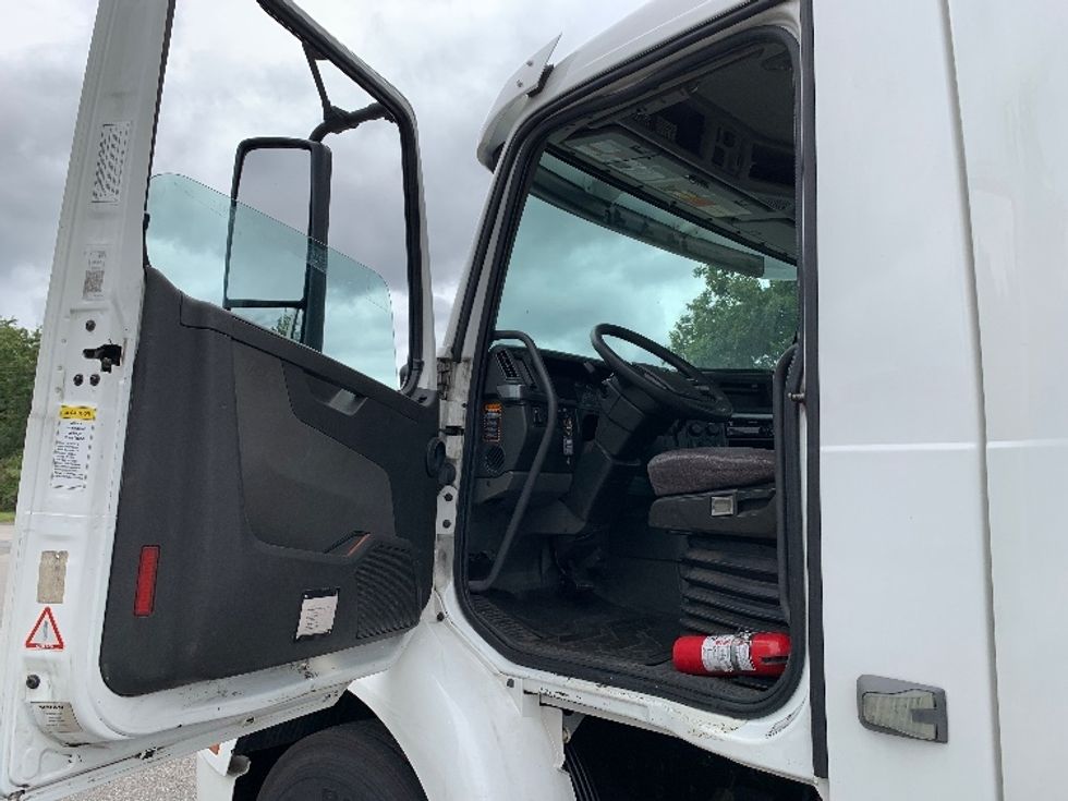 Day Cab Tractor-Heavy Duty Tractors-Volvo-2019-VNR64300-Norton-MA-346,474\n\t\tmiles-$ 36,500 - Image 9