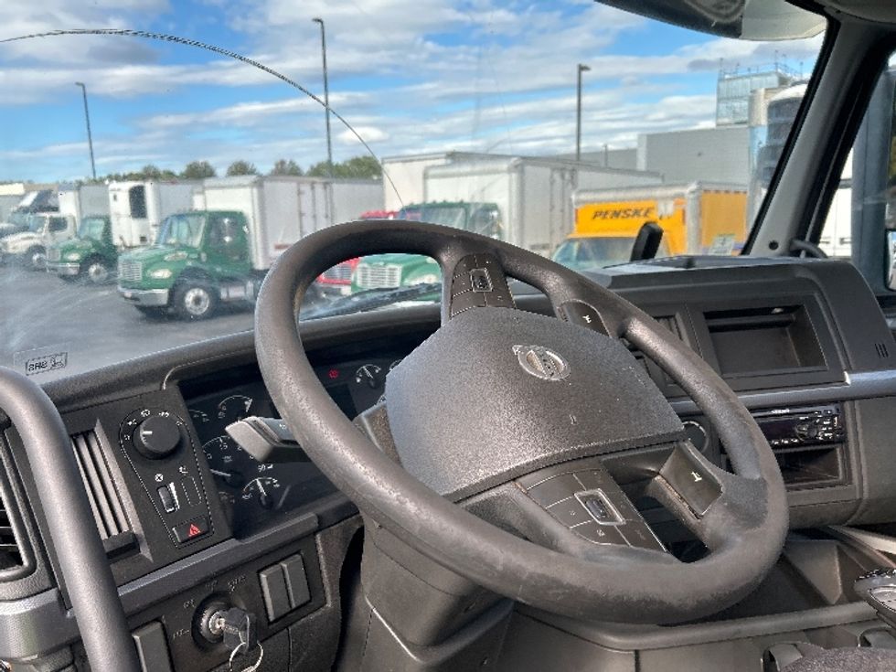 Day Cab Tractor-Heavy Duty Tractors-Volvo-2019-VNR64300-Norton-MA-374,628\n\t\tmiles-$ 35,250 - Image 10