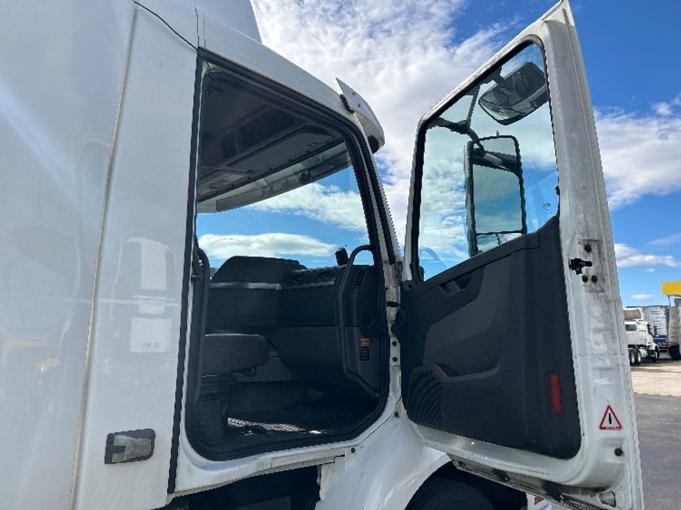 Day Cab Tractor-Heavy Duty Tractors-Volvo-2019-VNR64300-Norton-MA-374,628\n\t\tmiles-$ 35,250 - Image 12