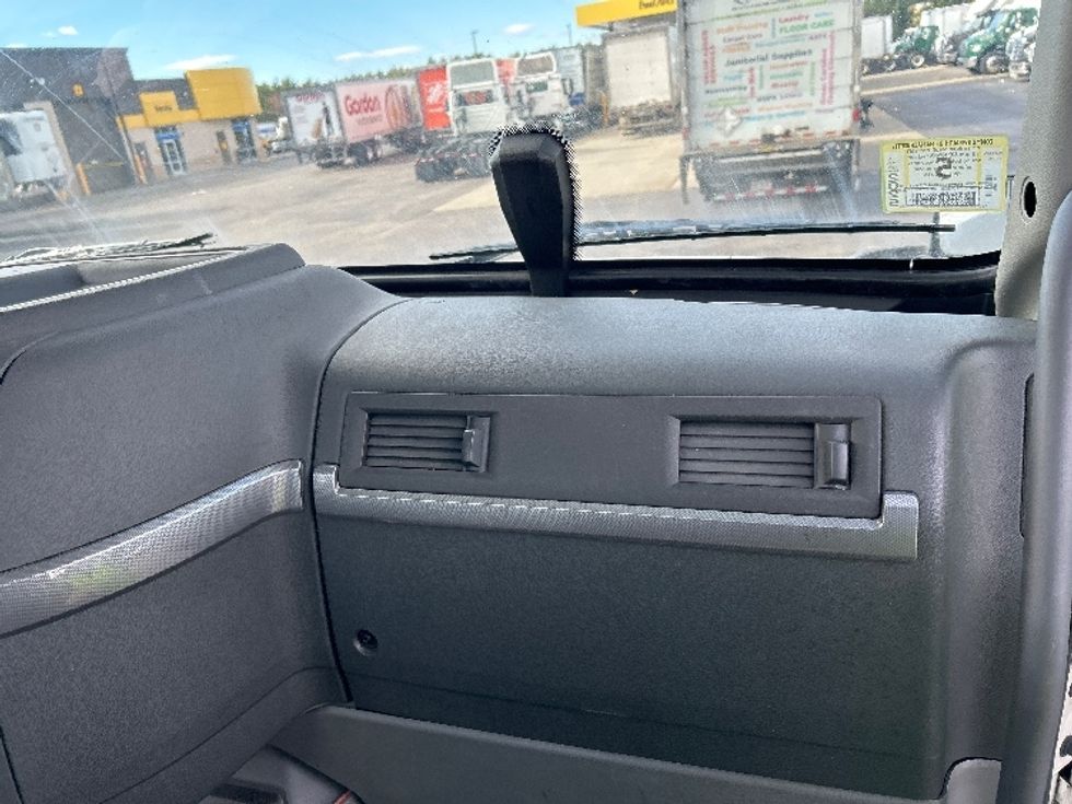 Day Cab Tractor-Heavy Duty Tractors-Volvo-2019-VNR64300-Norton-MA-374,628\n\t\tmiles-$ 35,250 - Image 13