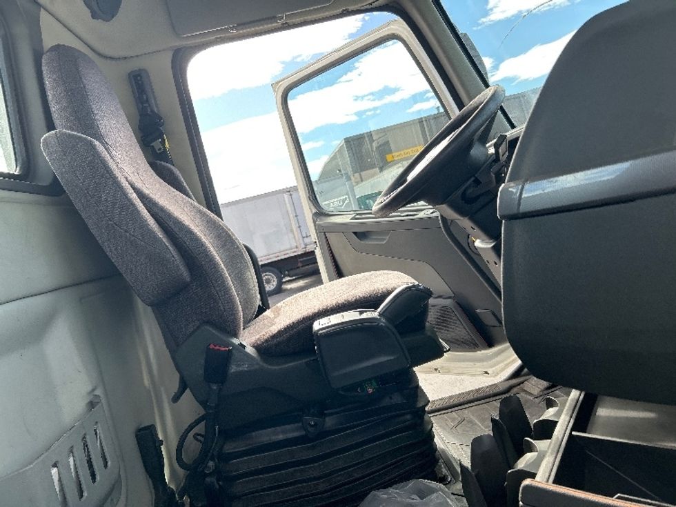 Day Cab Tractor-Heavy Duty Tractors-Volvo-2019-VNR64300-Norton-MA-374,628\n\t\tmiles-$ 35,250 - Image 14