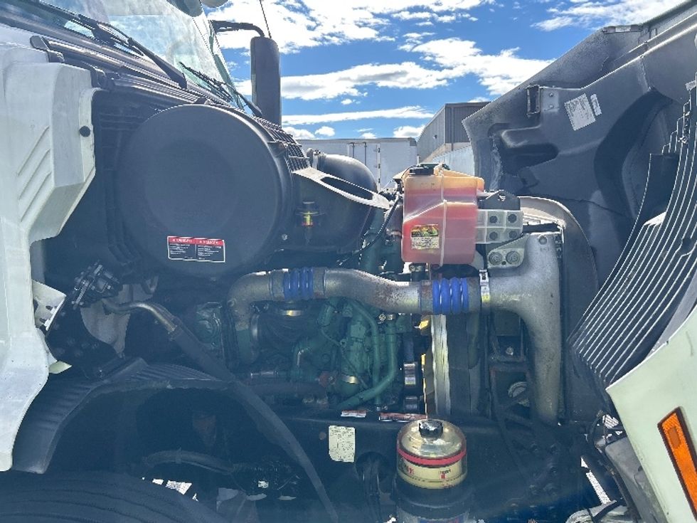 Day Cab Tractor-Heavy Duty Tractors-Volvo-2019-VNR64300-Norton-MA-374,628\n\t\tmiles-$ 35,250 - Image 15