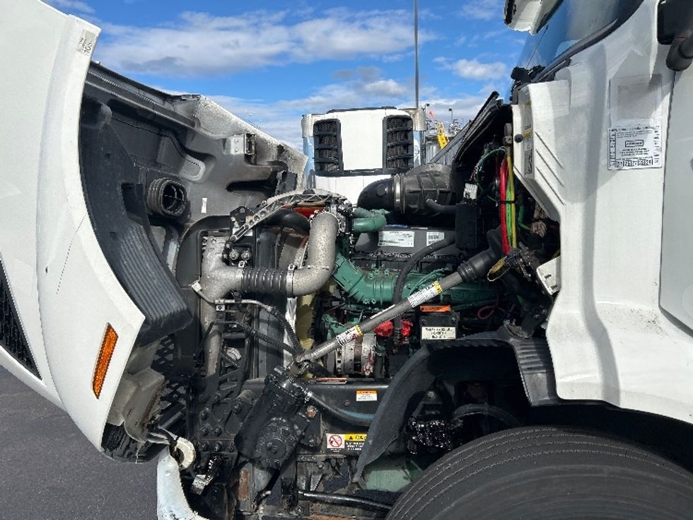 Day Cab Tractor-Heavy Duty Tractors-Volvo-2019-VNR64300-Norton-MA-374,628\n\t\tmiles-$ 35,250 - Image 16