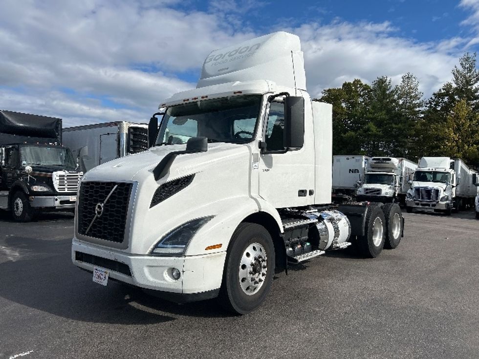Day Cab Tractor-Heavy Duty Tractors-Volvo-2019-VNR64300-Norton-MA-374,628\n\t\tmiles-$ 35,250 - Image 3