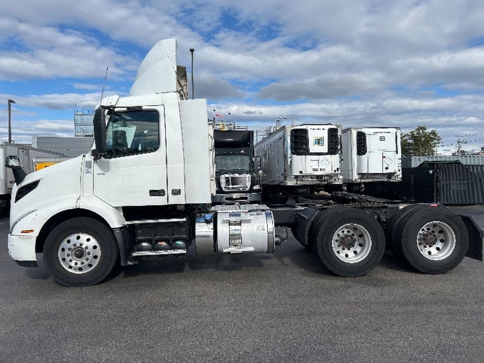 Day Cab Tractor-Heavy Duty Tractors-Volvo-2019-VNR64300-Norton-MA-374,628\n\t\tmiles-$ 35,250 - Image 4
