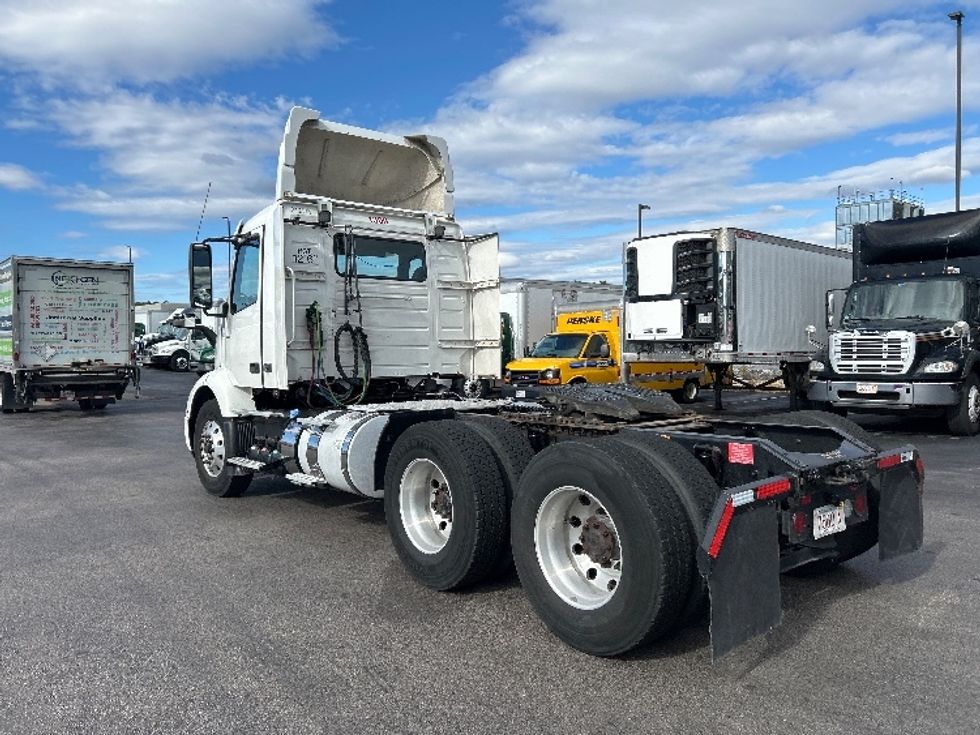 Day Cab Tractor-Heavy Duty Tractors-Volvo-2019-VNR64300-Norton-MA-374,628\n\t\tmiles-$ 35,250 - Image 5