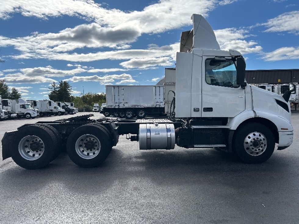 Day Cab Tractor-Heavy Duty Tractors-Volvo-2019-VNR64300-Norton-MA-374,628\n\t\tmiles-$ 35,250 - Image 8