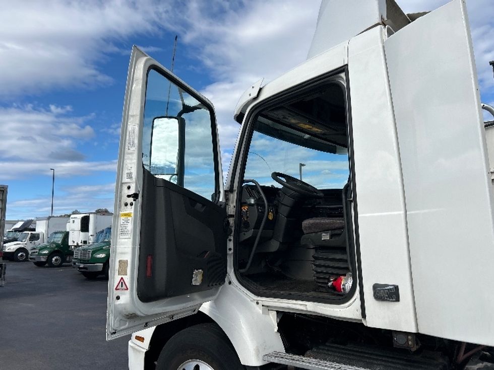 Day Cab Tractor-Heavy Duty Tractors-Volvo-2019-VNR64300-Norton-MA-374,628\n\t\tmiles-$ 35,250 - Image 9