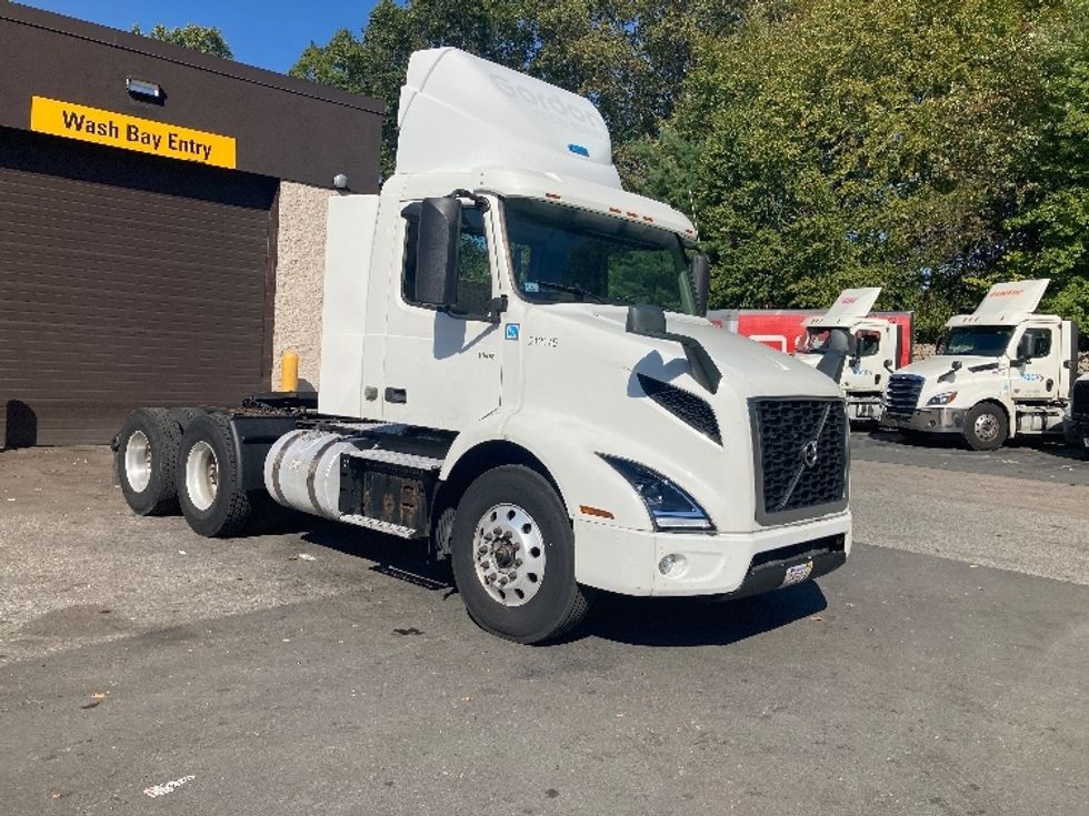 Day Cab Tractor-Heavy Duty Tractors-Volvo-2019-VNR64300-Norton-MA-377,727\n\t\tmiles-$ 30,500 - Image 1