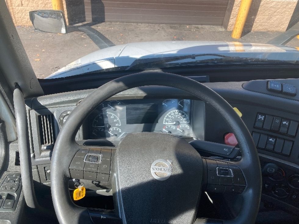 Day Cab Tractor-Heavy Duty Tractors-Volvo-2019-VNR64300-Norton-MA-377,727\n\t\tmiles-$ 30,500 - Image 11