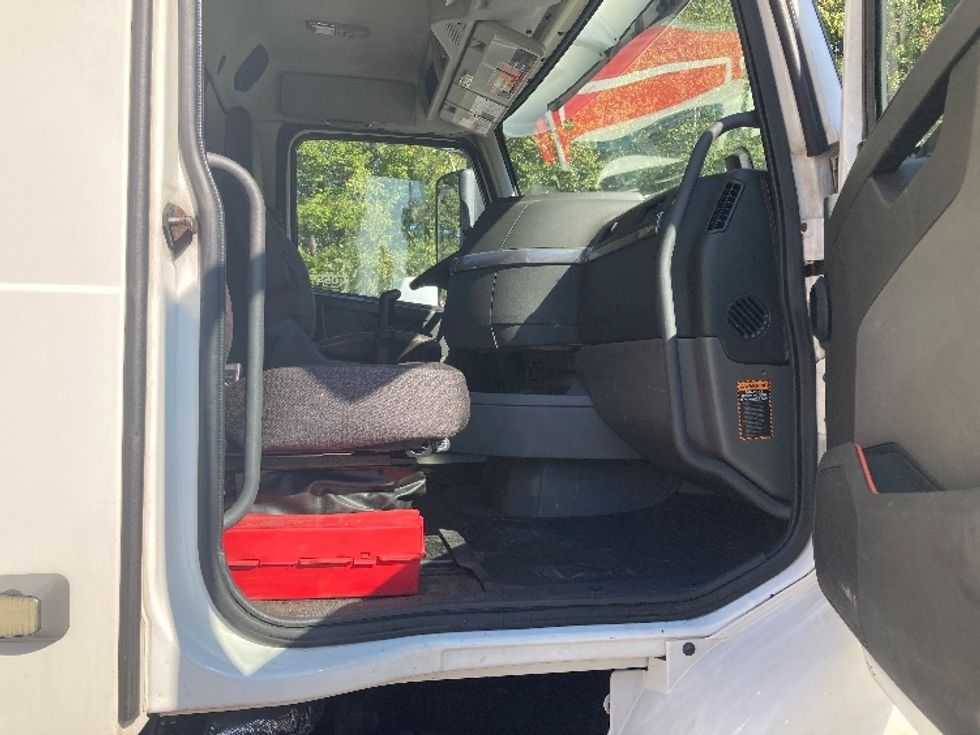 Day Cab Tractor-Heavy Duty Tractors-Volvo-2019-VNR64300-Norton-MA-377,727\n\t\tmiles-$ 30,500 - Image 12