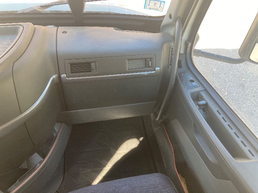 Day Cab Tractor-Heavy Duty Tractors-Volvo-2019-VNR64300-Norton-MA-377,727\n\t\tmiles-$ 30,500 - Image 13