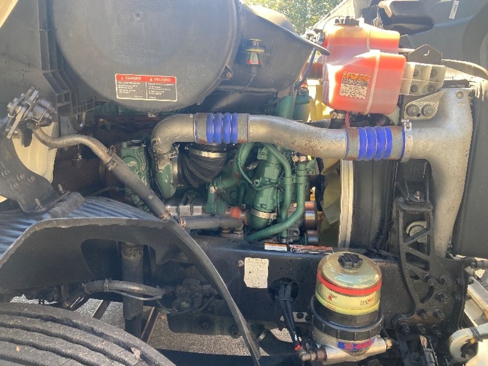 Day Cab Tractor-Heavy Duty Tractors-Volvo-2019-VNR64300-Norton-MA-377,727\n\t\tmiles-$ 30,500 - Image 15