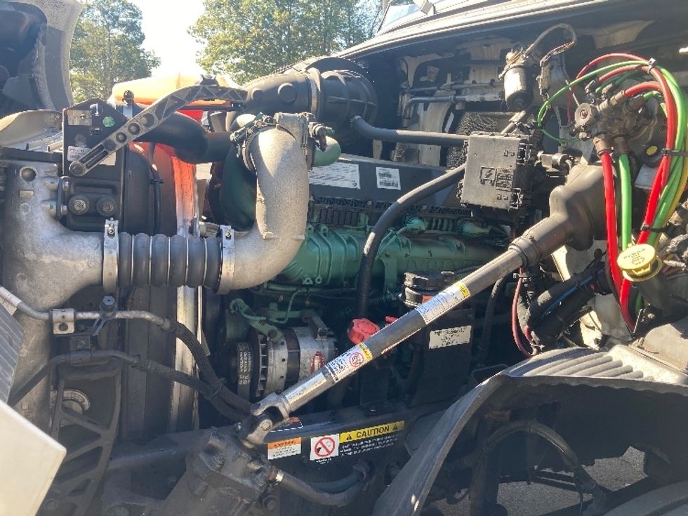 Day Cab Tractor-Heavy Duty Tractors-Volvo-2019-VNR64300-Norton-MA-377,727\n\t\tmiles-$ 30,500 - Image 16