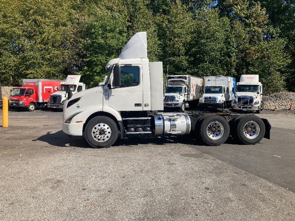 Day Cab Tractor-Heavy Duty Tractors-Volvo-2019-VNR64300-Norton-MA-377,727\n\t\tmiles-$ 30,500 - Image 4