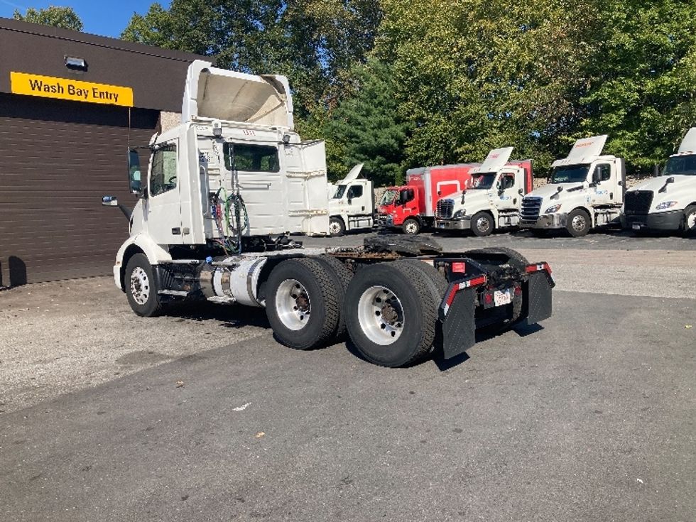 Day Cab Tractor-Heavy Duty Tractors-Volvo-2019-VNR64300-Norton-MA-377,727\n\t\tmiles-$ 30,500 - Image 5