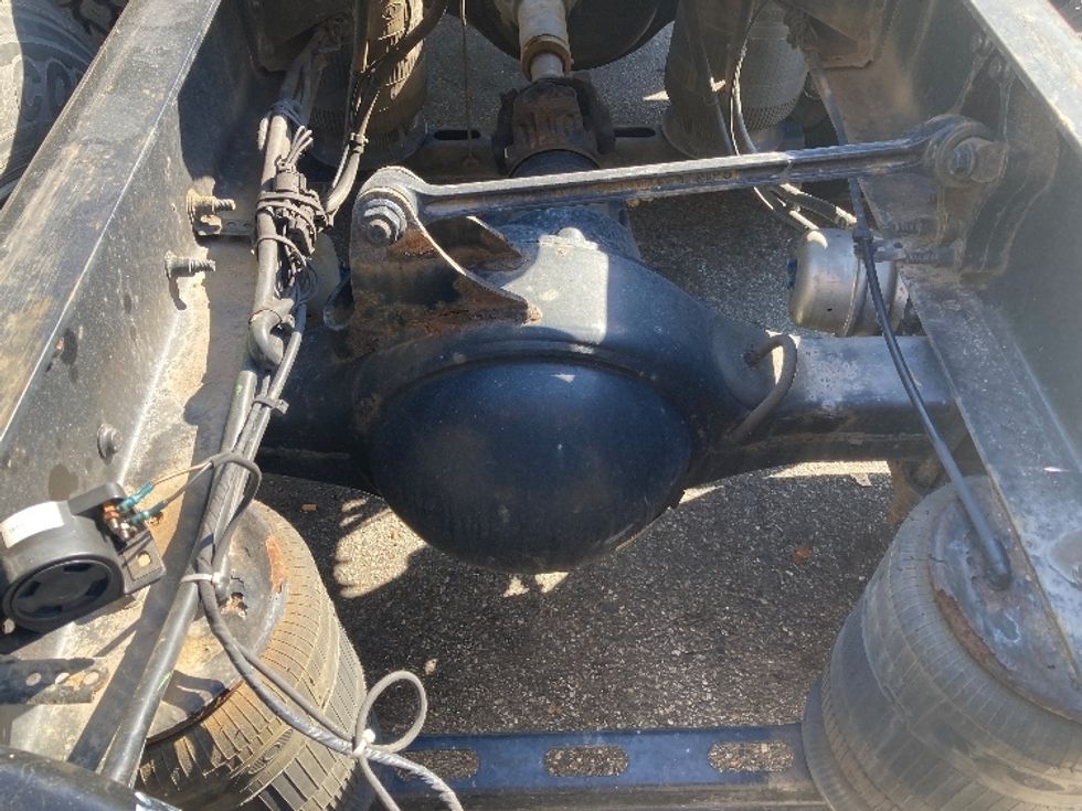 Day Cab Tractor-Heavy Duty Tractors-Volvo-2019-VNR64300-Norton-MA-377,727\n\t\tmiles-$ 30,500 - Image 6