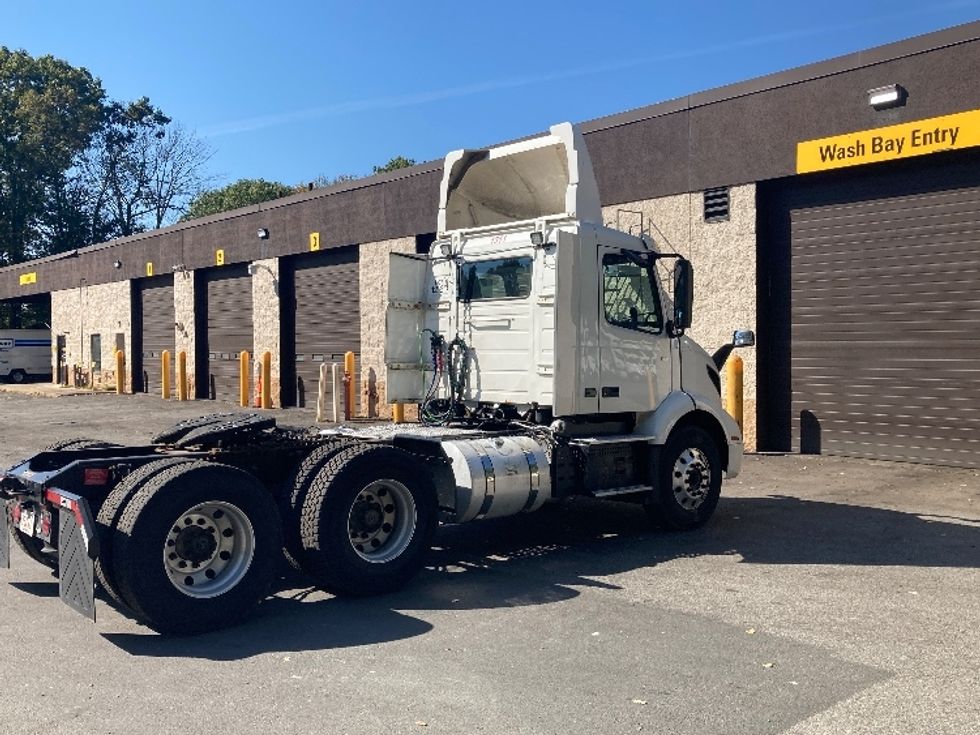 Day Cab Tractor-Heavy Duty Tractors-Volvo-2019-VNR64300-Norton-MA-377,727\n\t\tmiles-$ 30,500 - Image 7