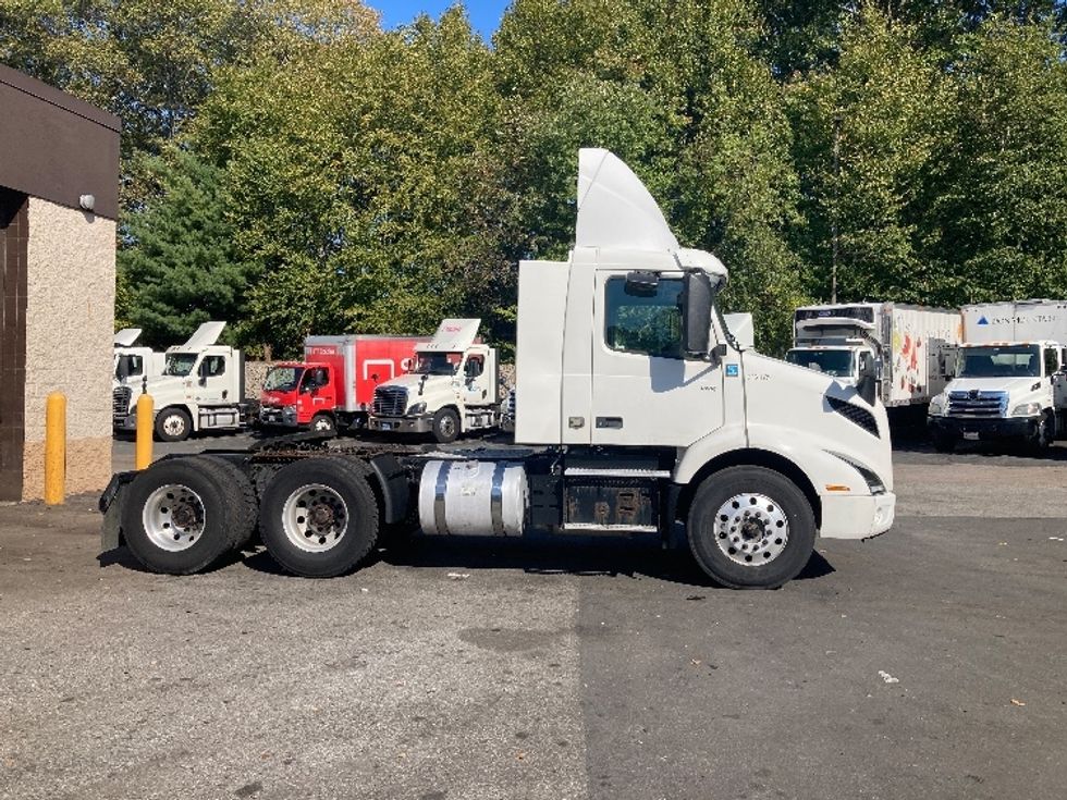 Day Cab Tractor-Heavy Duty Tractors-Volvo-2019-VNR64300-Norton-MA-377,727\n\t\tmiles-$ 30,500 - Image 8