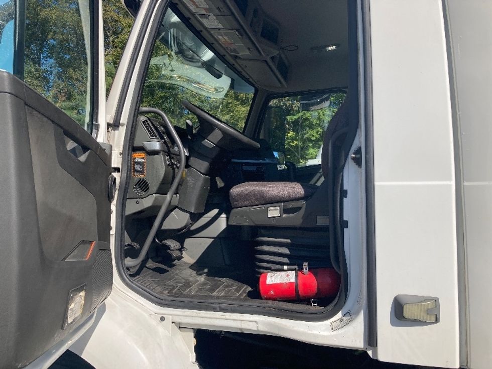 Day Cab Tractor-Heavy Duty Tractors-Volvo-2019-VNR64300-Norton-MA-377,727\n\t\tmiles-$ 30,500 - Image 9