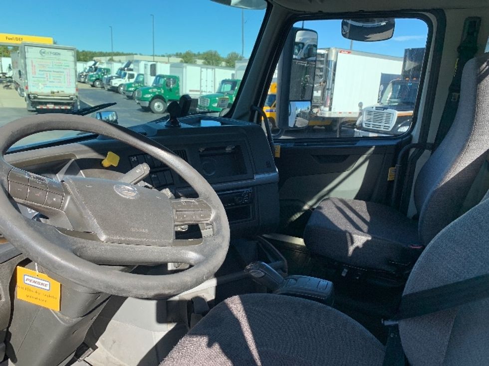 Day Cab Tractor-Heavy Duty Tractors-Volvo-2019-VNR64300-Norton-MA-394,979\n\t\tmiles-$ 34,250 - Image 10