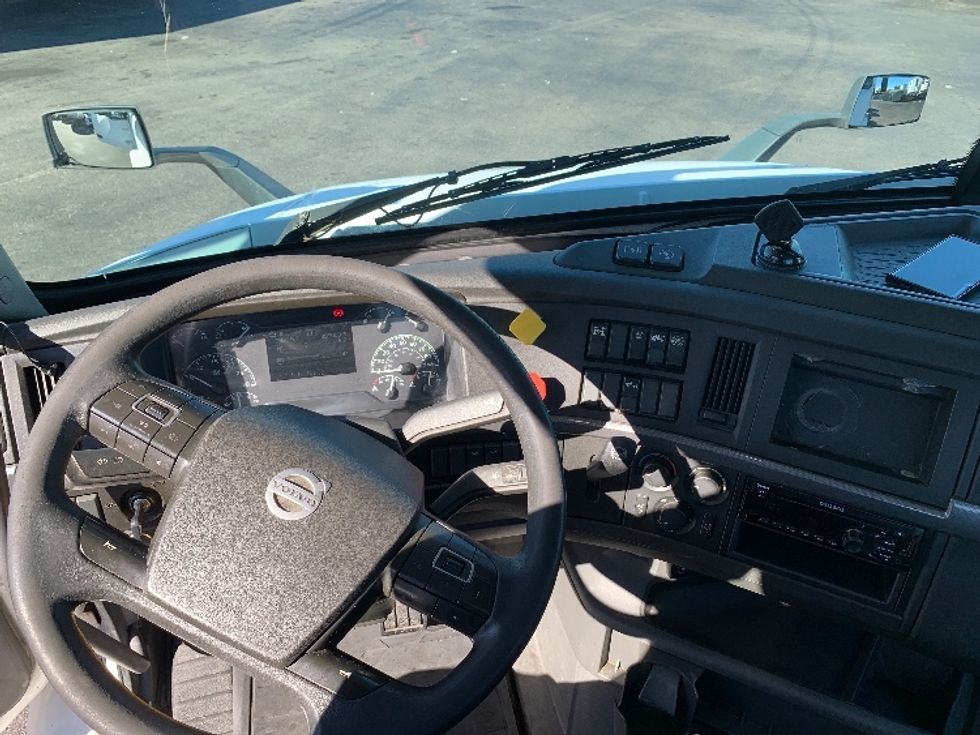 Day Cab Tractor-Heavy Duty Tractors-Volvo-2019-VNR64300-Norton-MA-394,979\n\t\tmiles-$ 34,250 - Image 11
