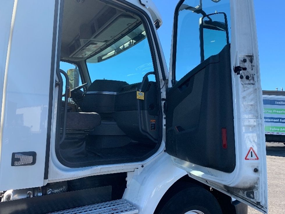 Day Cab Tractor-Heavy Duty Tractors-Volvo-2019-VNR64300-Norton-MA-394,979\n\t\tmiles-$ 34,250 - Image 12