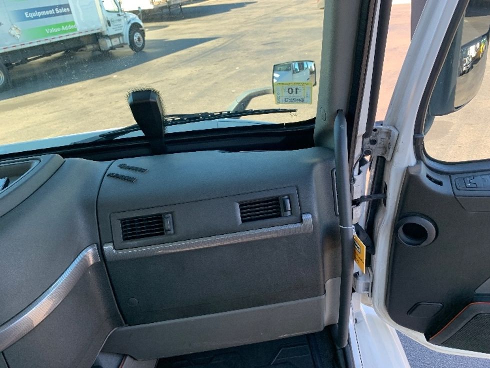 Day Cab Tractor-Heavy Duty Tractors-Volvo-2019-VNR64300-Norton-MA-394,979\n\t\tmiles-$ 34,250 - Image 13