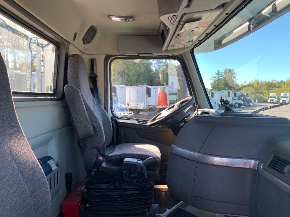 Day Cab Tractor-Heavy Duty Tractors-Volvo-2019-VNR64300-Norton-MA-394,979\n\t\tmiles-$ 34,250 - Image 14