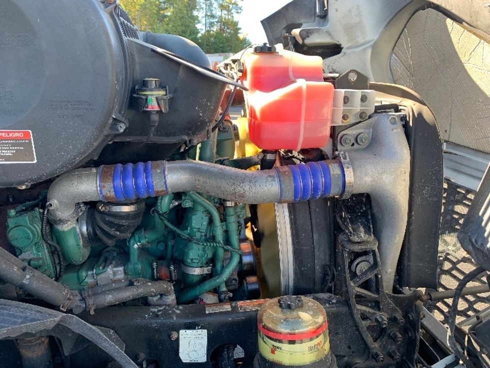 Day Cab Tractor-Heavy Duty Tractors-Volvo-2019-VNR64300-Norton-MA-394,979\n\t\tmiles-$ 34,250 - Image 15