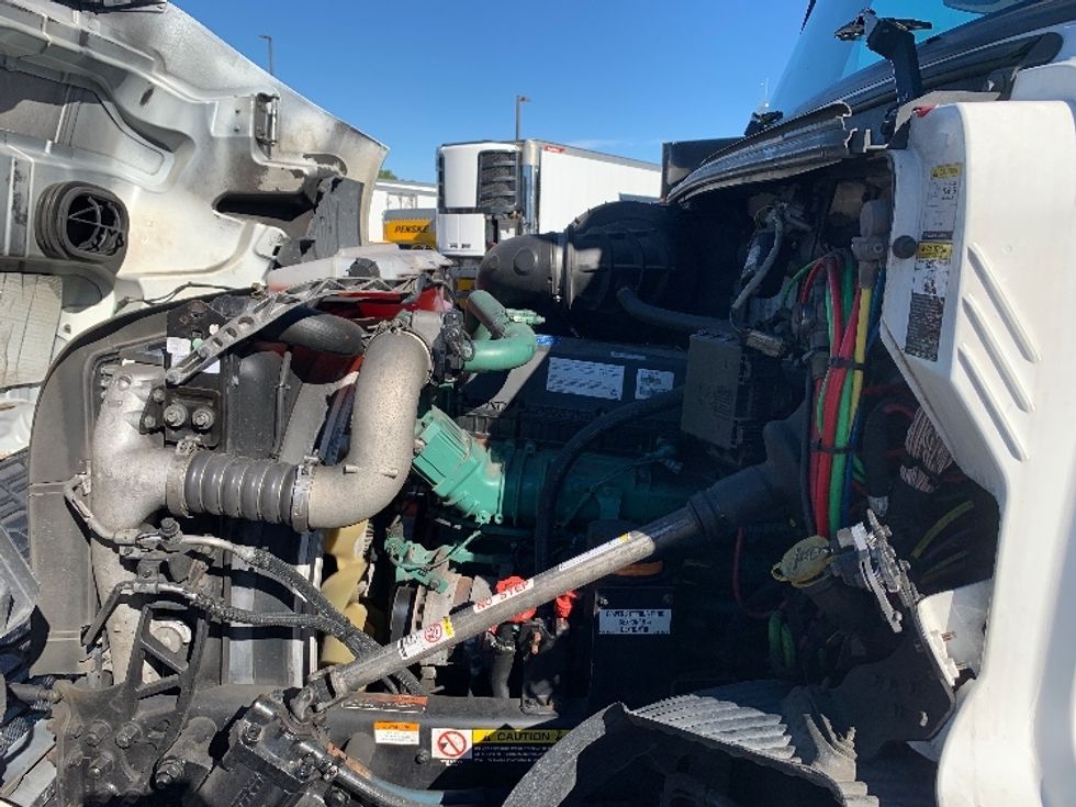 Day Cab Tractor-Heavy Duty Tractors-Volvo-2019-VNR64300-Norton-MA-394,979\n\t\tmiles-$ 34,250 - Image 16