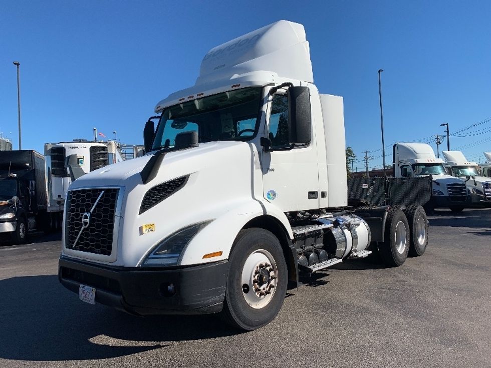 Day Cab Tractor-Heavy Duty Tractors-Volvo-2019-VNR64300-Norton-MA-394,979\n\t\tmiles-$ 34,250 - Image 3
