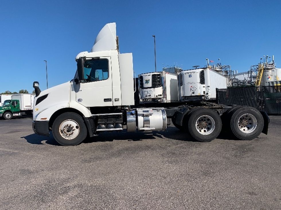 Day Cab Tractor-Heavy Duty Tractors-Volvo-2019-VNR64300-Norton-MA-394,979\n\t\tmiles-$ 34,250 - Image 4