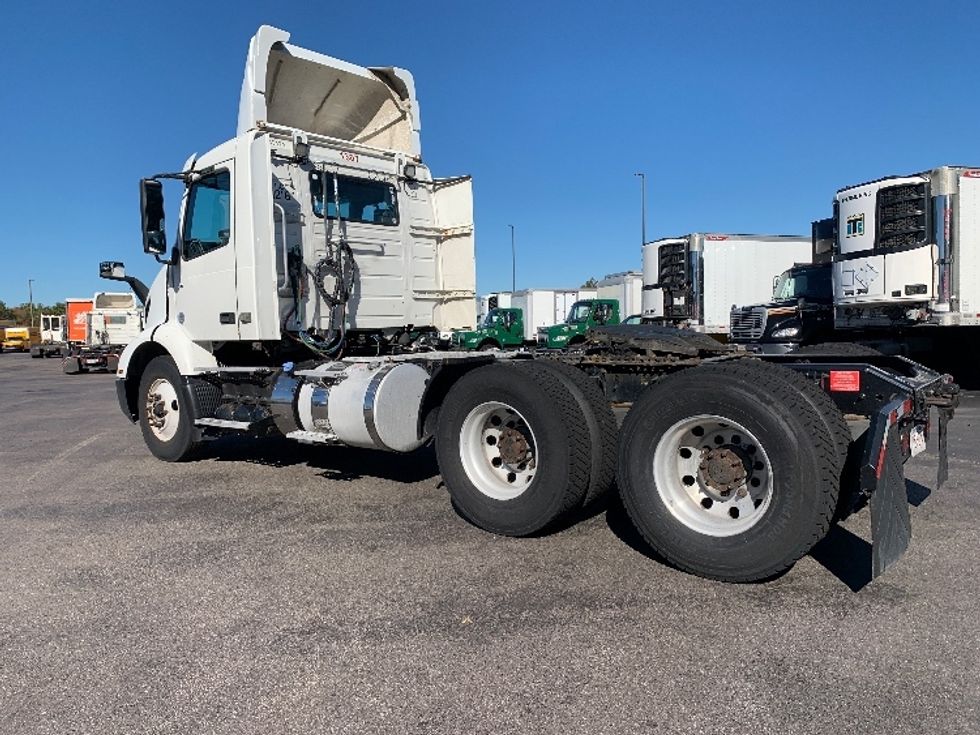 Day Cab Tractor-Heavy Duty Tractors-Volvo-2019-VNR64300-Norton-MA-394,979\n\t\tmiles-$ 34,250 - Image 5